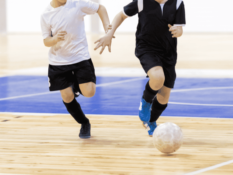 Deportistas participando en tecnificación de fútbol en interior en Sport Kairos, Torrejón de Ardoz