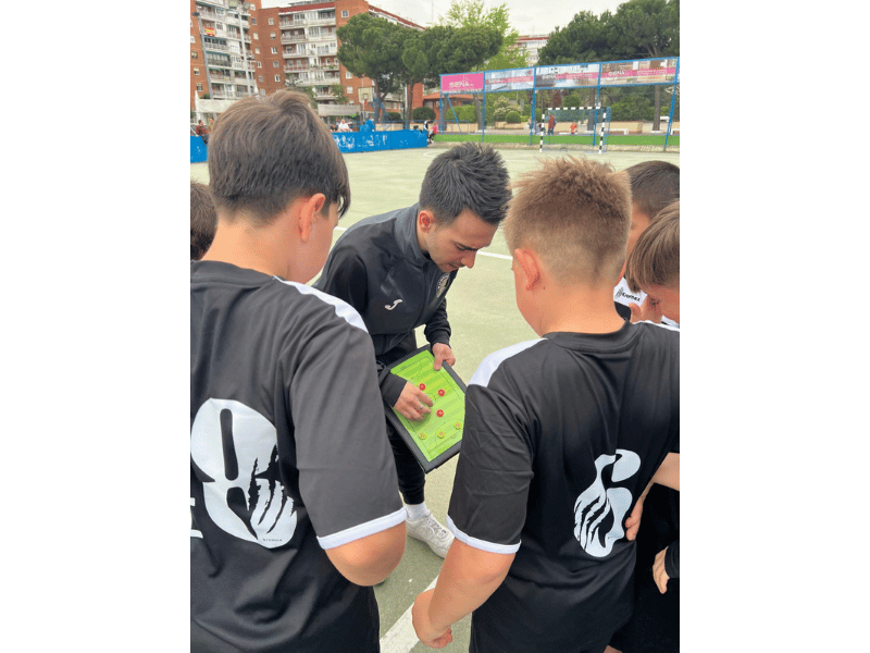 Grupo de jóvenes deportistas durante un entrenamiento en equipo en la academia deportiva Sport Kairos en Torrejón de Ardoz