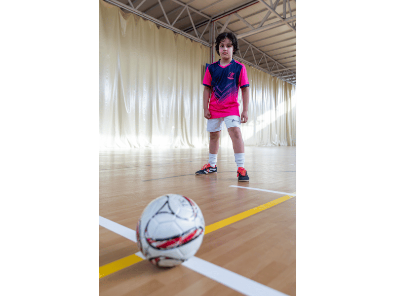 Deportista trabajando en control del balón durante tecnificación de fútbol sala en Torrejón de Ardoz