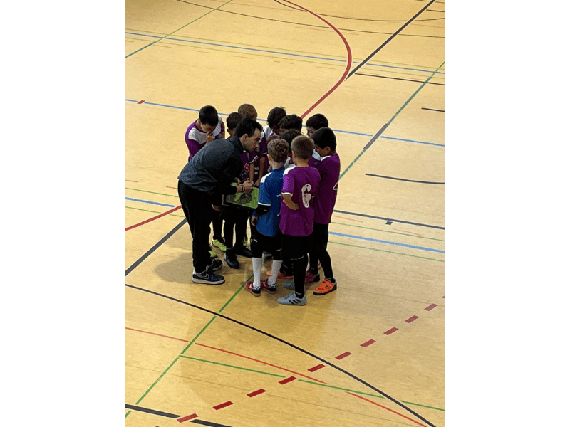 Equipo de deportistas recibiendo instrucciones en la academia deportiva Sport Kairos en Torrejón de Ardoz