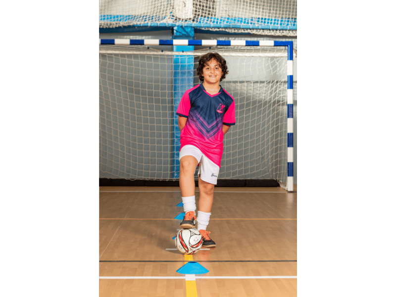 Deportista entrenando control de balón en fútbol sala en Sport Kairos, Torrejón de Ardoz