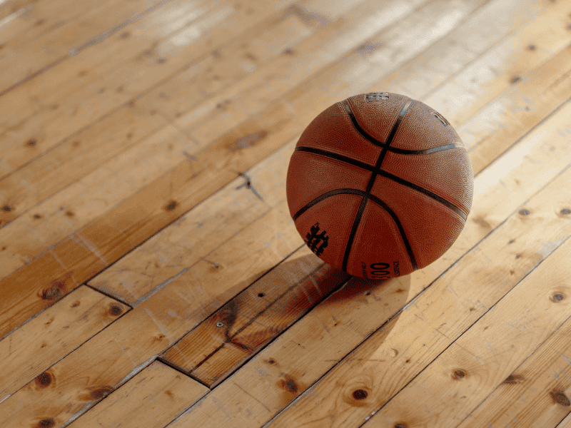Balón de baloncesto en el suelo de la cancha durante tecnificación deportiva en Sport Kairos, Torrejón de Ardoz