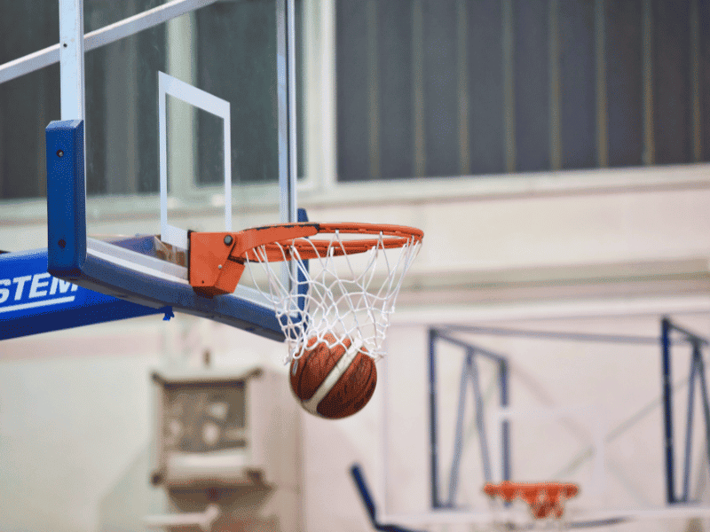 Deportista mejorando su técnica de tiro en tecnificación de baloncesto en Sport Kairos, Torrejón de Ardoz